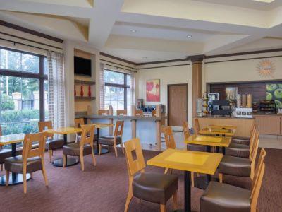 La Quinta By Wyndham Ballpark/galleria Hotel