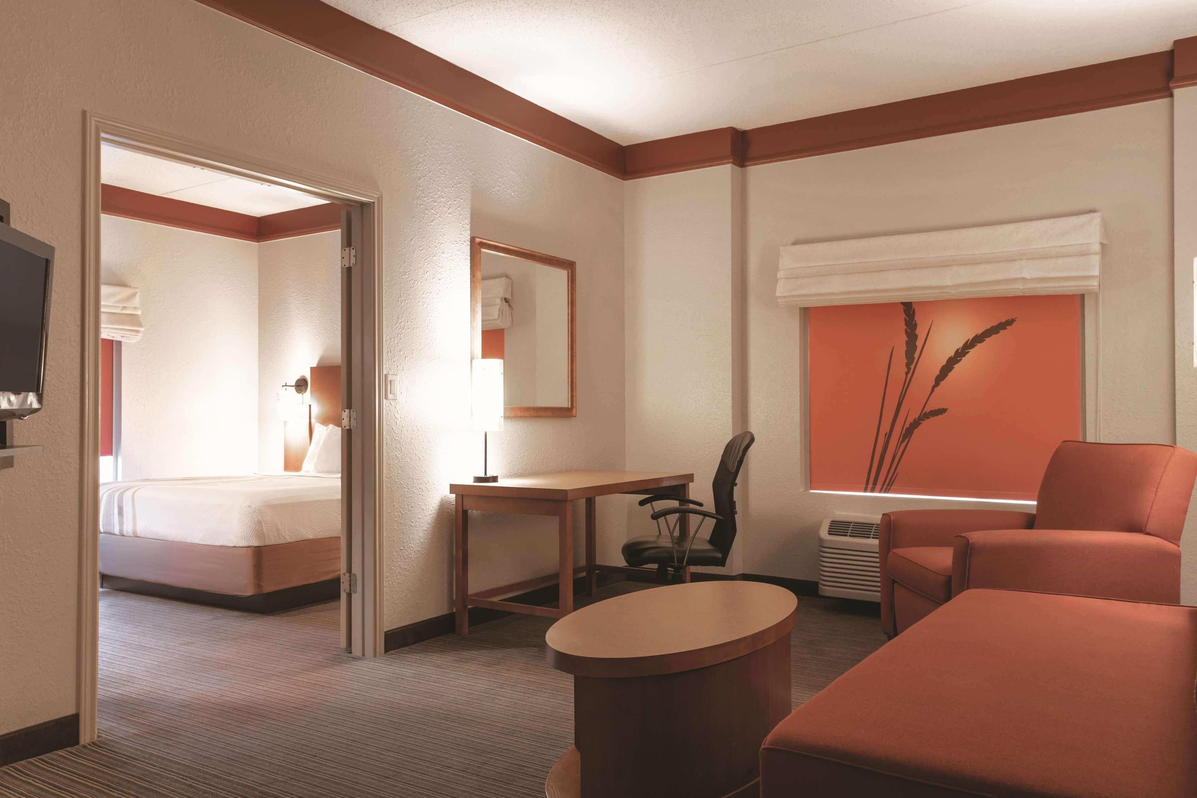 La Quinta By Wyndham Ballpark/galleria Hotel