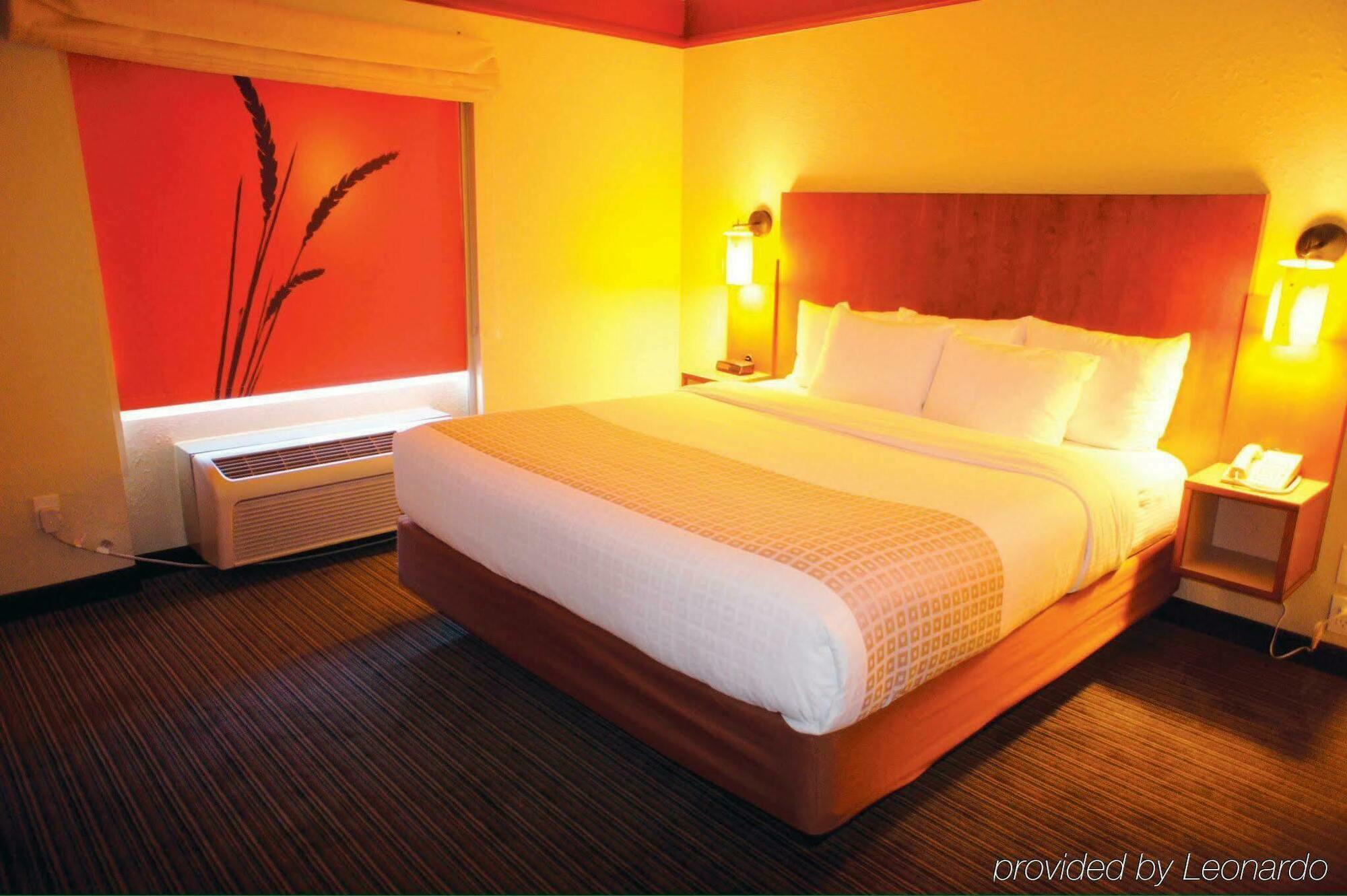 La Quinta By Wyndham Ballpark/galleria Hotel